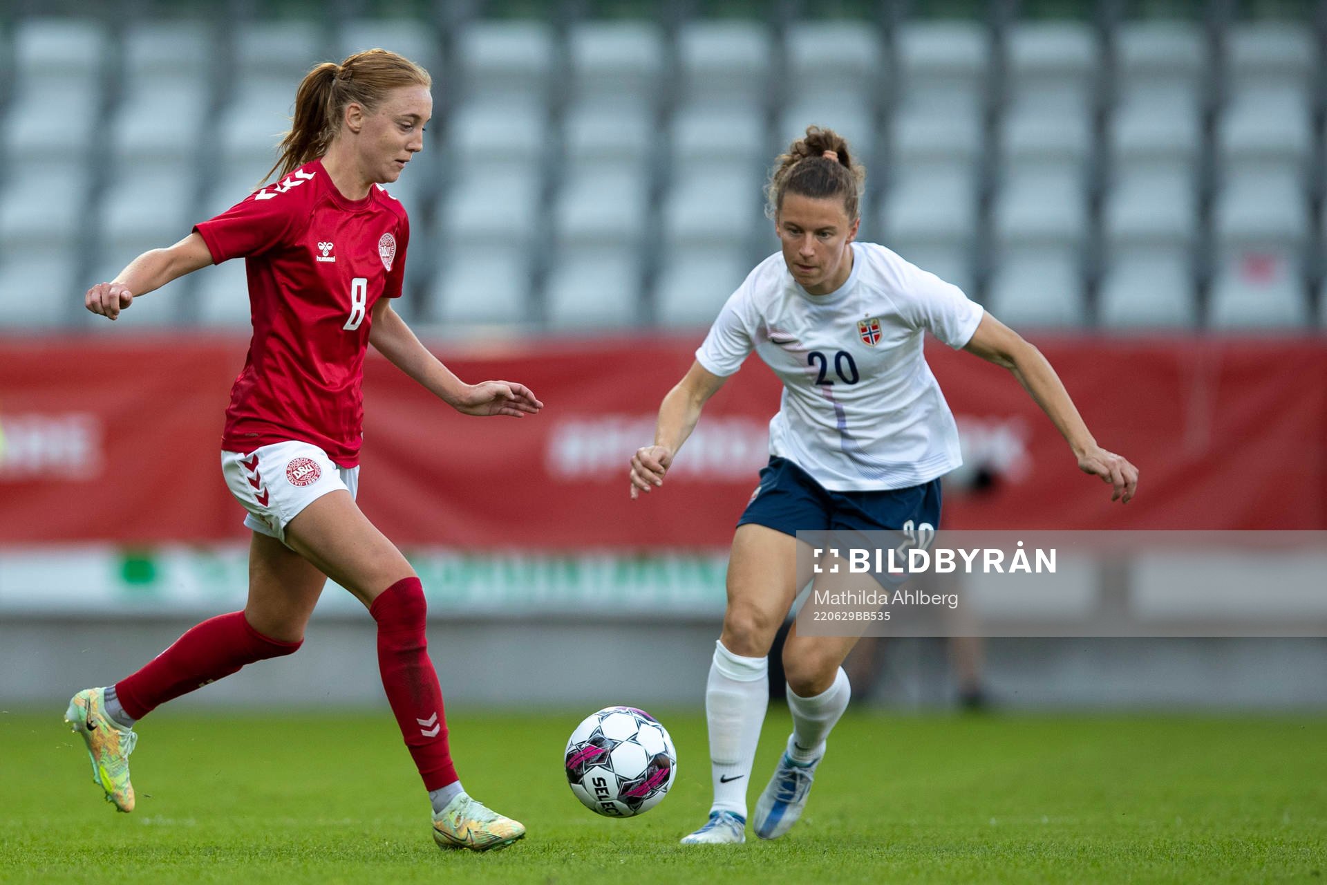 Sara Holmgaard of Denmark and Synne Skinnes Hansen of Norway