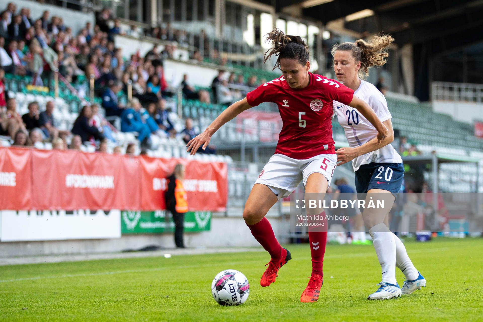 Guro Bergsvand of Norway and Signe Bruun of Denmark