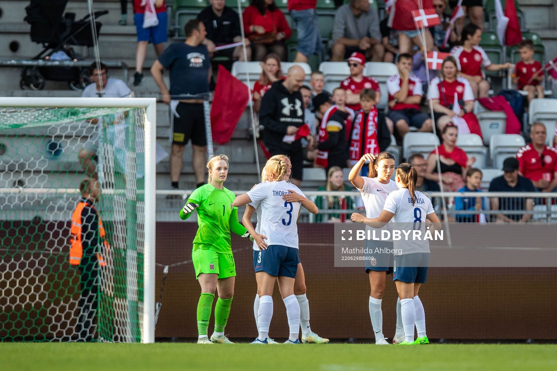 Goalkeeper Guro Pettersen celebrate with teammates