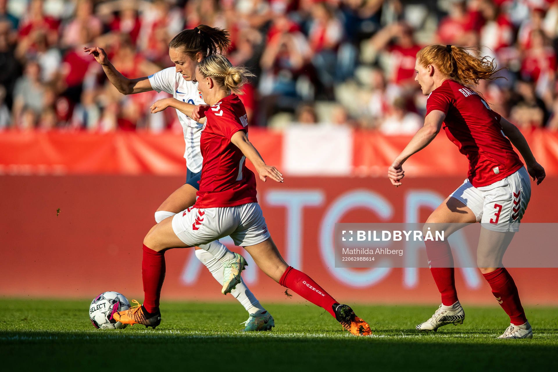Caroline Graham Hansen of Norway and Sara Thrige of Denmark