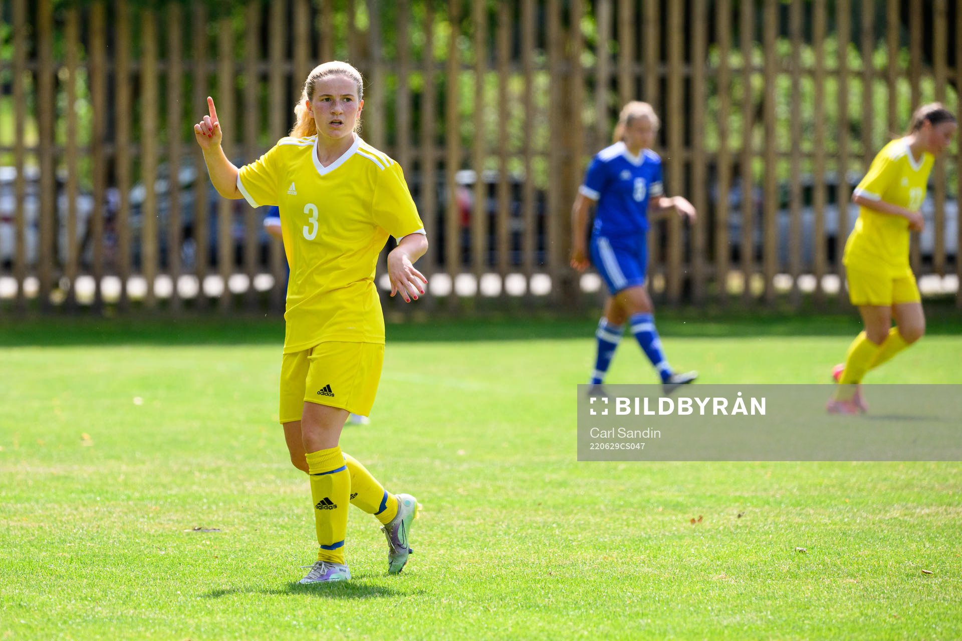 Alicia Ekfeldt under en fotbollsmatch på SvFF:s riksläger för F15 den 29 juni 2022 i Halmstad. 