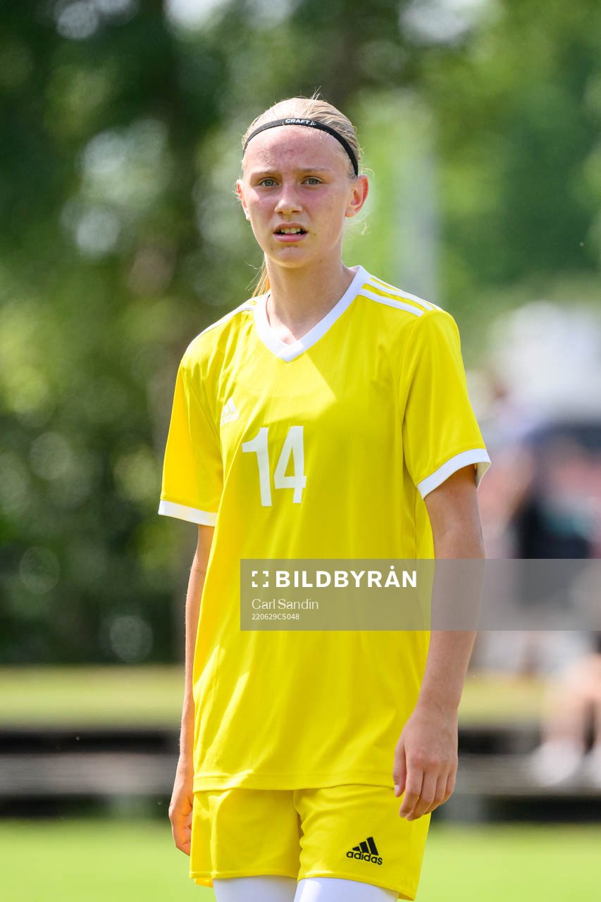 Tilde Karlsson under en fotbollsmatch på SvFF:s riksläger för F15 den 29 juni 2022 i Halmstad. 