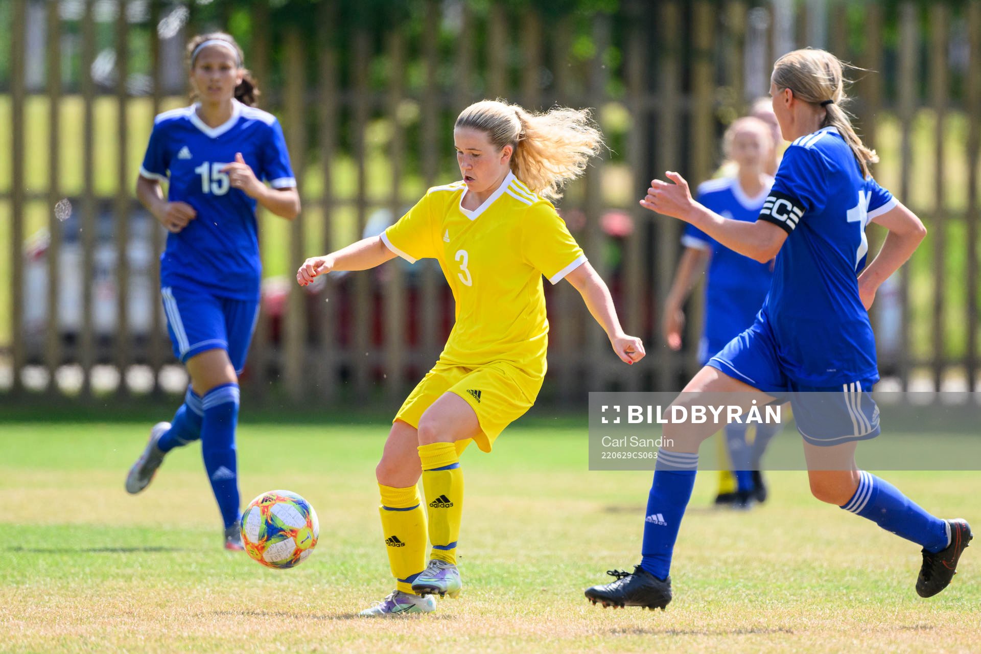 Alicia Ekfeldt under en fotbollsmatch på SvFF:s riksläger för F15 den 29 juni 2022 i Halmstad. 