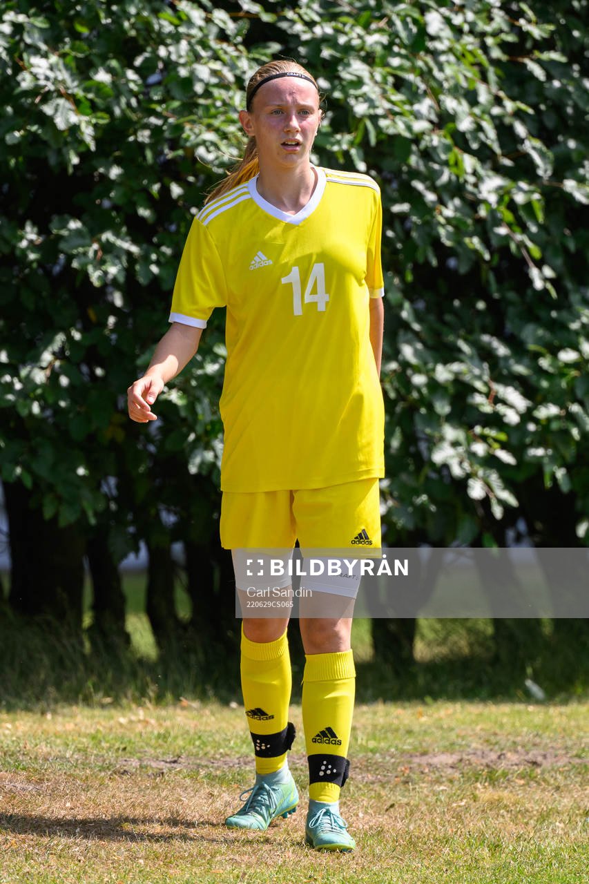 Tilde Karlsson under en fotbollsmatch på SvFF:s riksläger för F15 den 29 juni 2022 i Halmstad. 