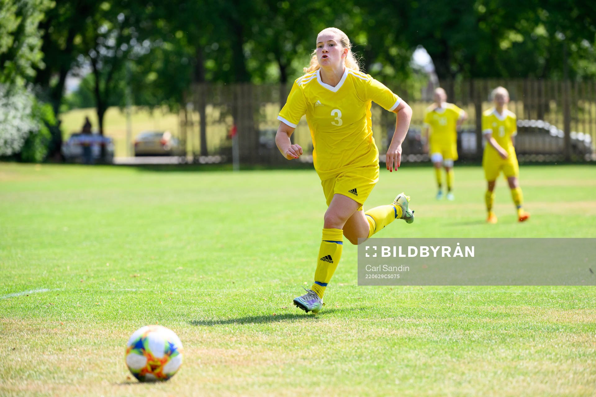 Alicia Ekfeldt under en fotbollsmatch på SvFF:s riksläger för F15 den 29 juni 2022 i Halmstad. 