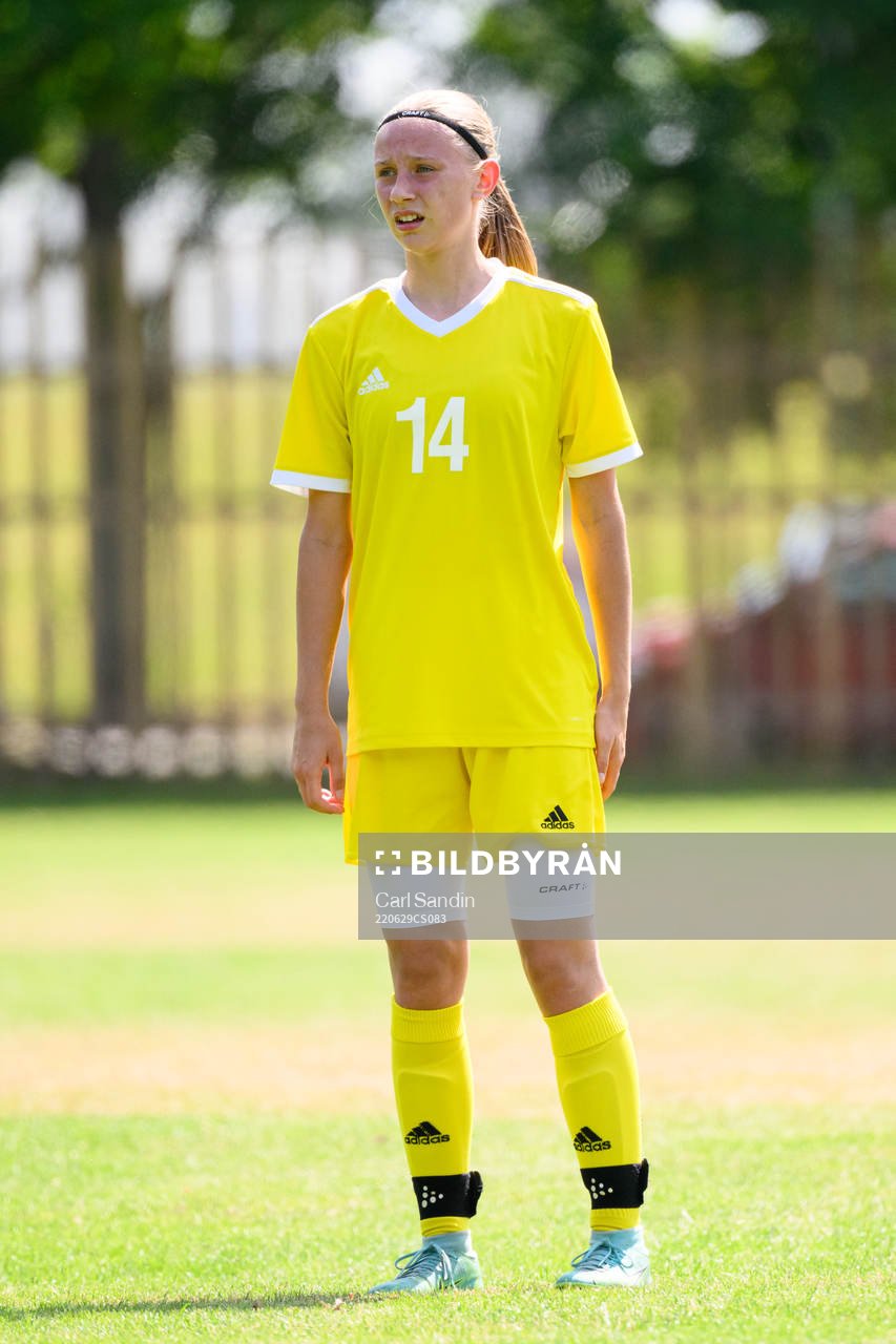 Tilde Karlsson under en fotbollsmatch på SvFF:s riksläger för F15 den 29 juni 2022 i Halmstad. 