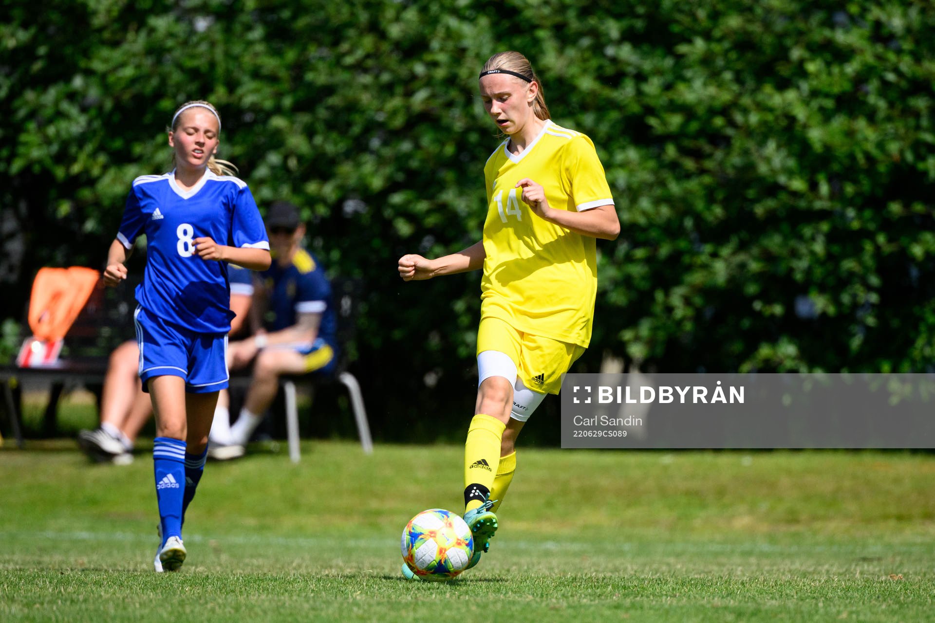 Elsa Sjöstrand och Tilde Karlsson under en fotbollsmatch på SvFF:s riksläger för F15 den 29 juni 2022 i Halmstad. 