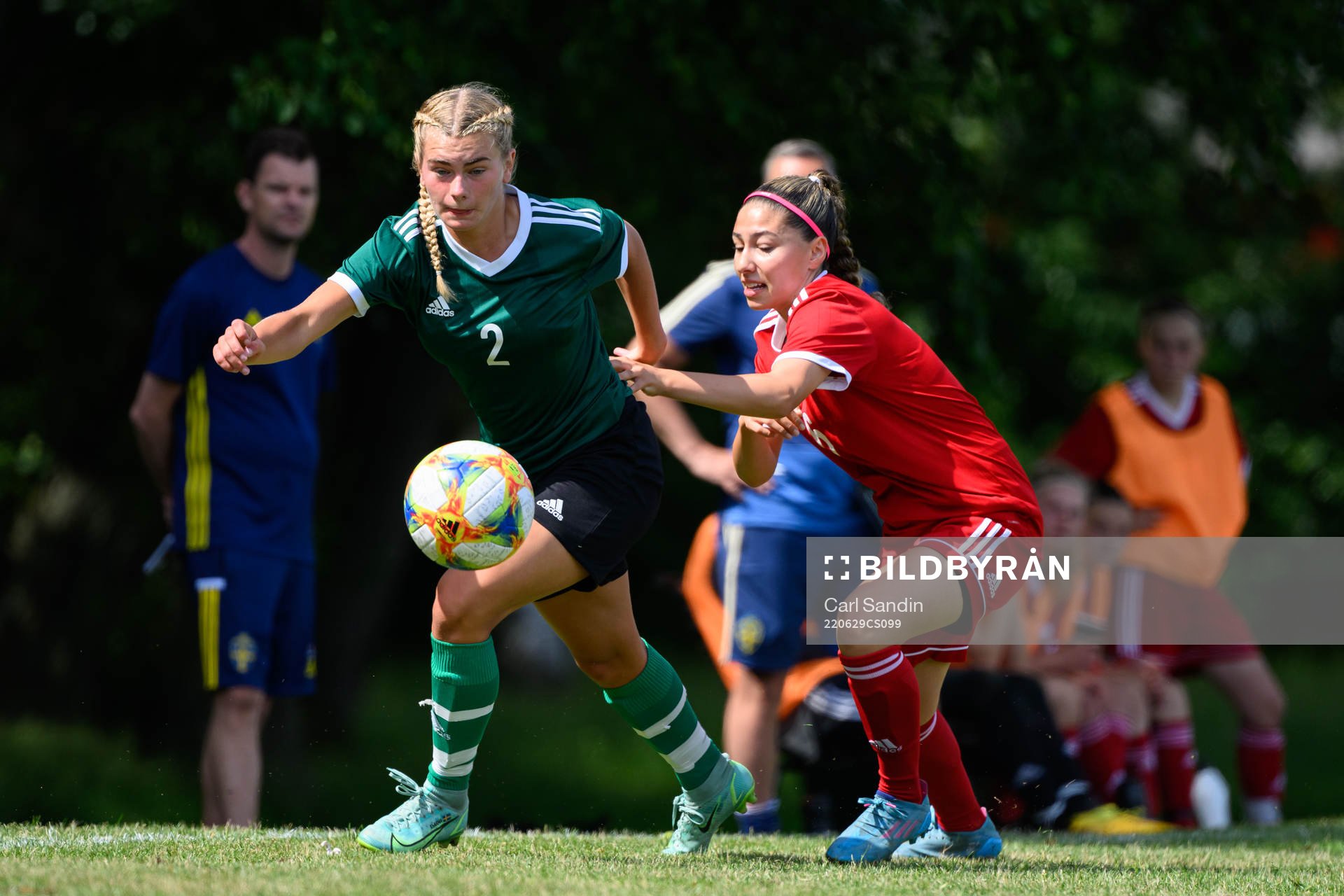 Isabelle Axelsson och Isabel Cohen Amarillo under en fotbollsmatch på SvFF:s riksläger för F15 den 29 juni 2022 i Halmstad. 