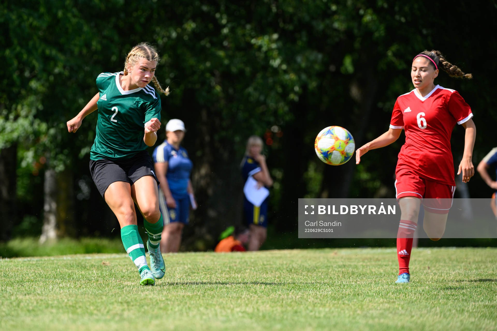 Isabelle Axelsson och Isabel Cohen Amarillo under en fotbollsmatch på SvFF:s riksläger för F15 den 29 juni 2022 i Halmstad. 