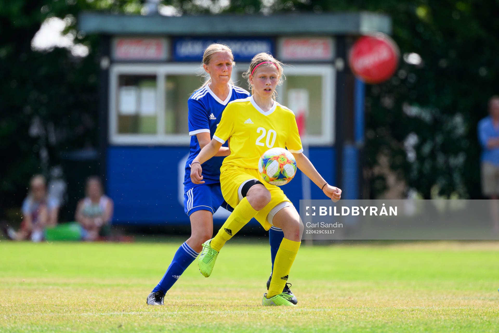 Tilde Karlsson under en fotbollsmatch på SvFF:s riksläger för F15 den 29 juni 2022 i Halmstad. 
