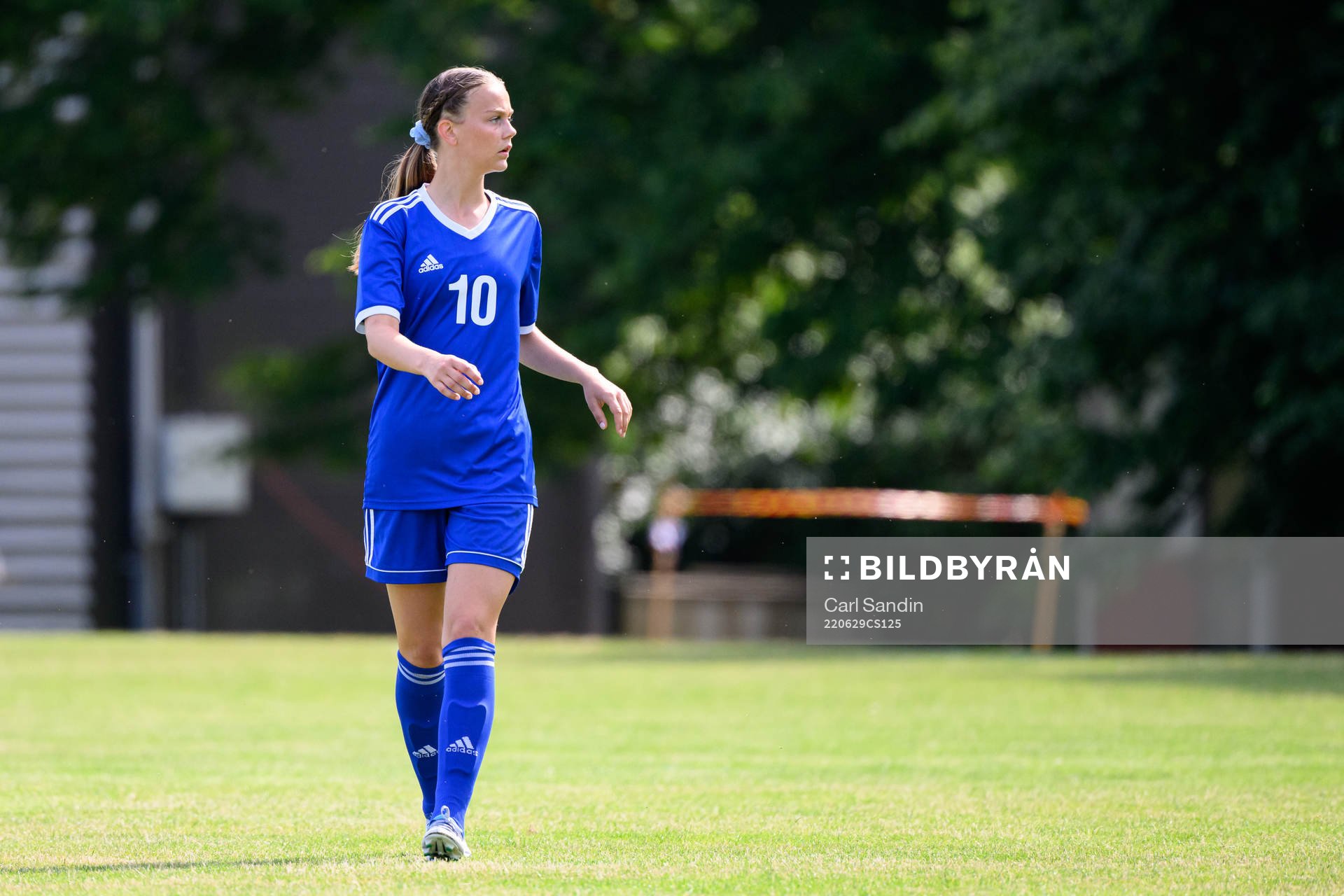 Olivia Zachau Friborg under en fotbollsmatch på SvFF:s riksläger för F15 den 29 juni 2022 i Halmstad. 