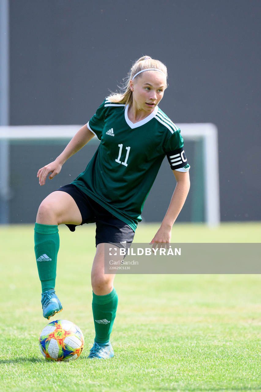 Sonja Ekholm under en fotbollsmatch på SvFF:s riksläger för F15 den 29 juni 2022 i Halmstad. 