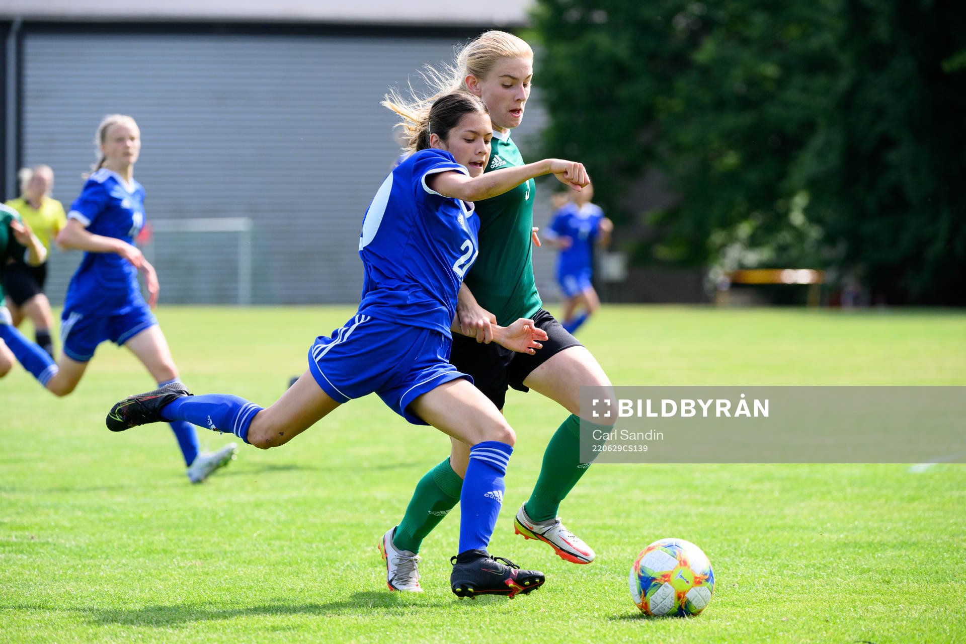 Moa Svensson och Amanda Grahn under en fotbollsmatch på SvFF:s riksläger för F15 den 29 juni 2022 i Halmstad. 