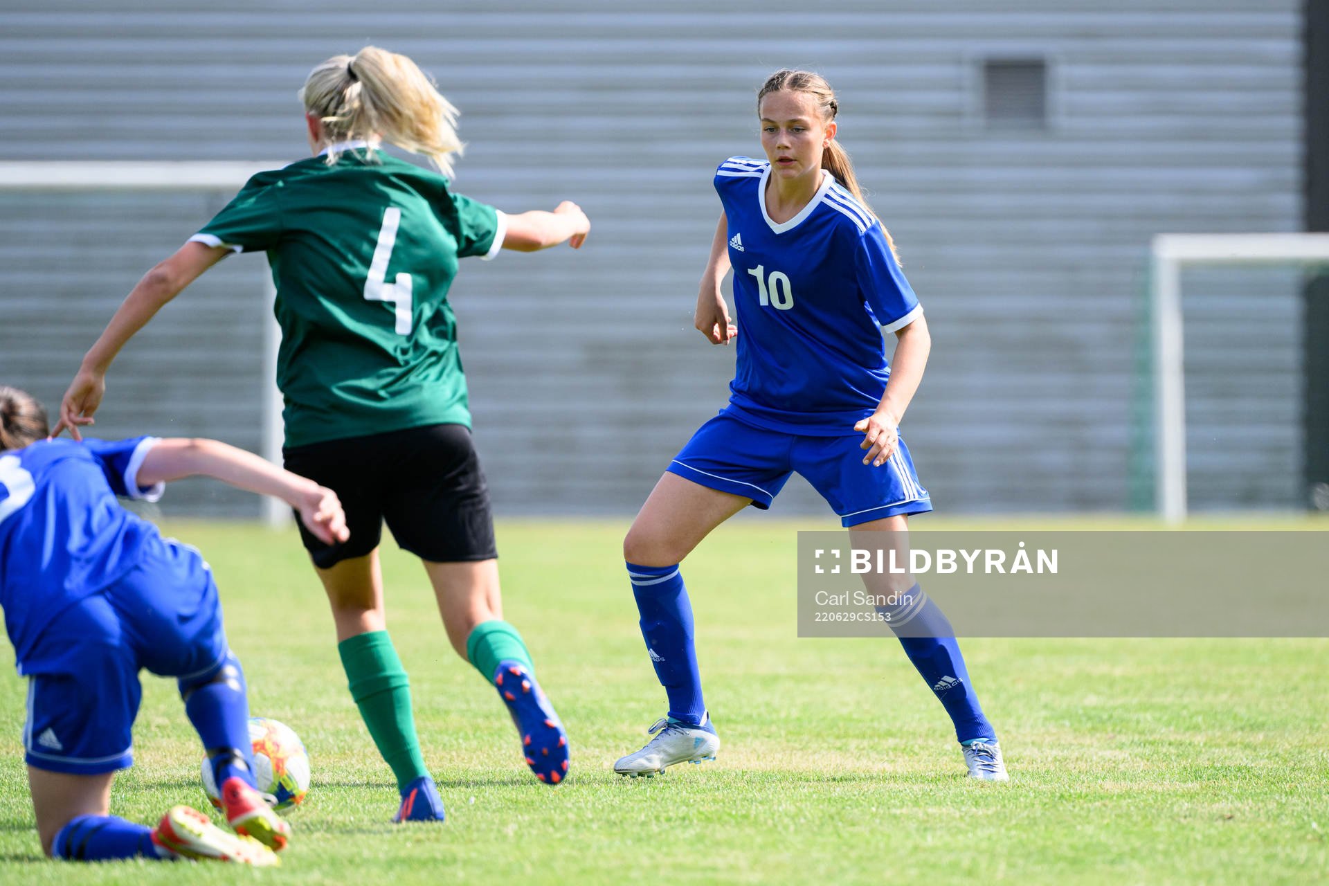 Olivia Zachau Friborg under en fotbollsmatch på SvFF:s riksläger för F15 den 29 juni 2022 i Halmstad. 
