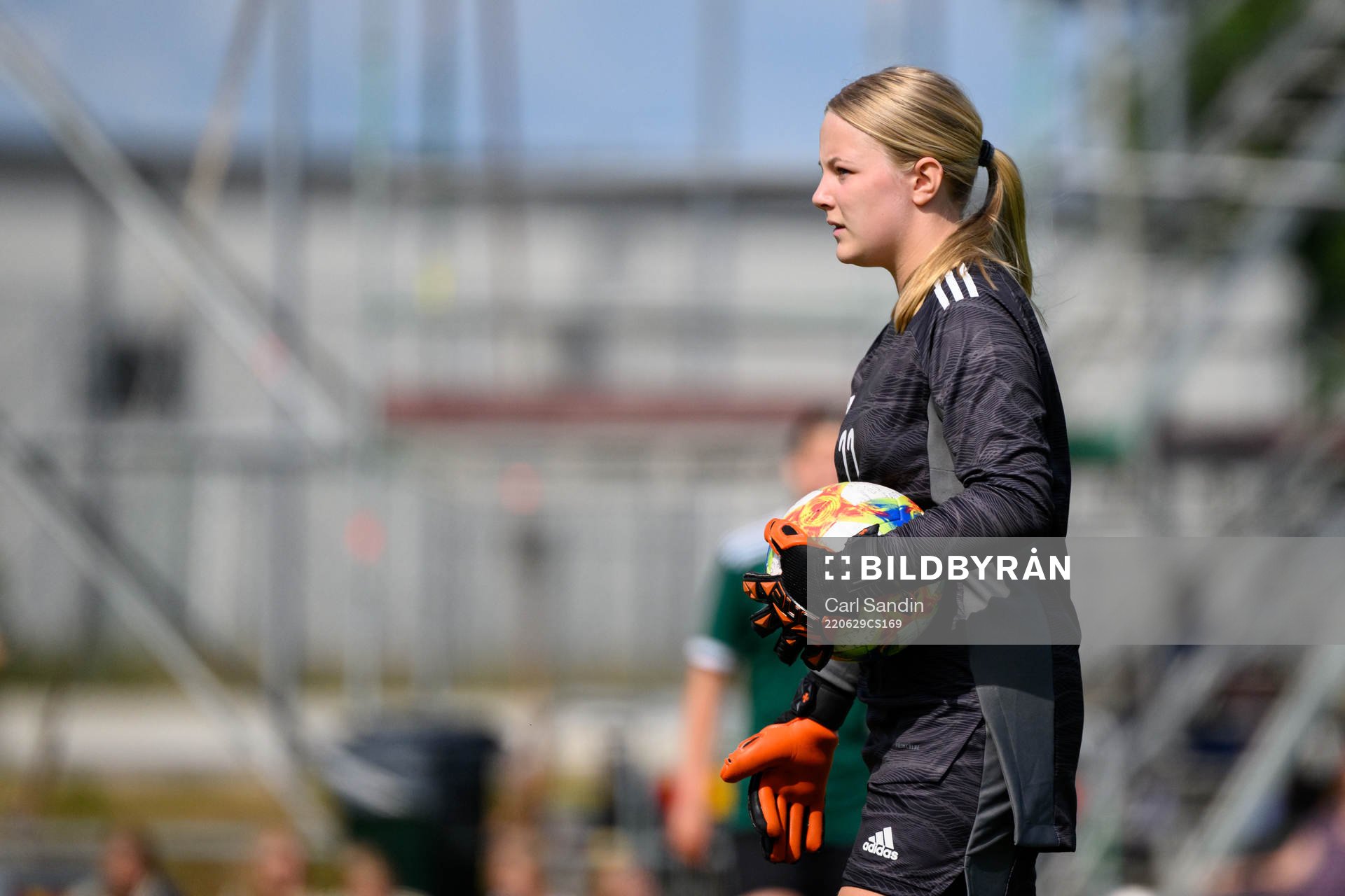 Målvakt Tilde Karlsson under en fotbollsmatch på SvFF:s riksläger för F15 den 29 juni 2022 i Halmstad. 