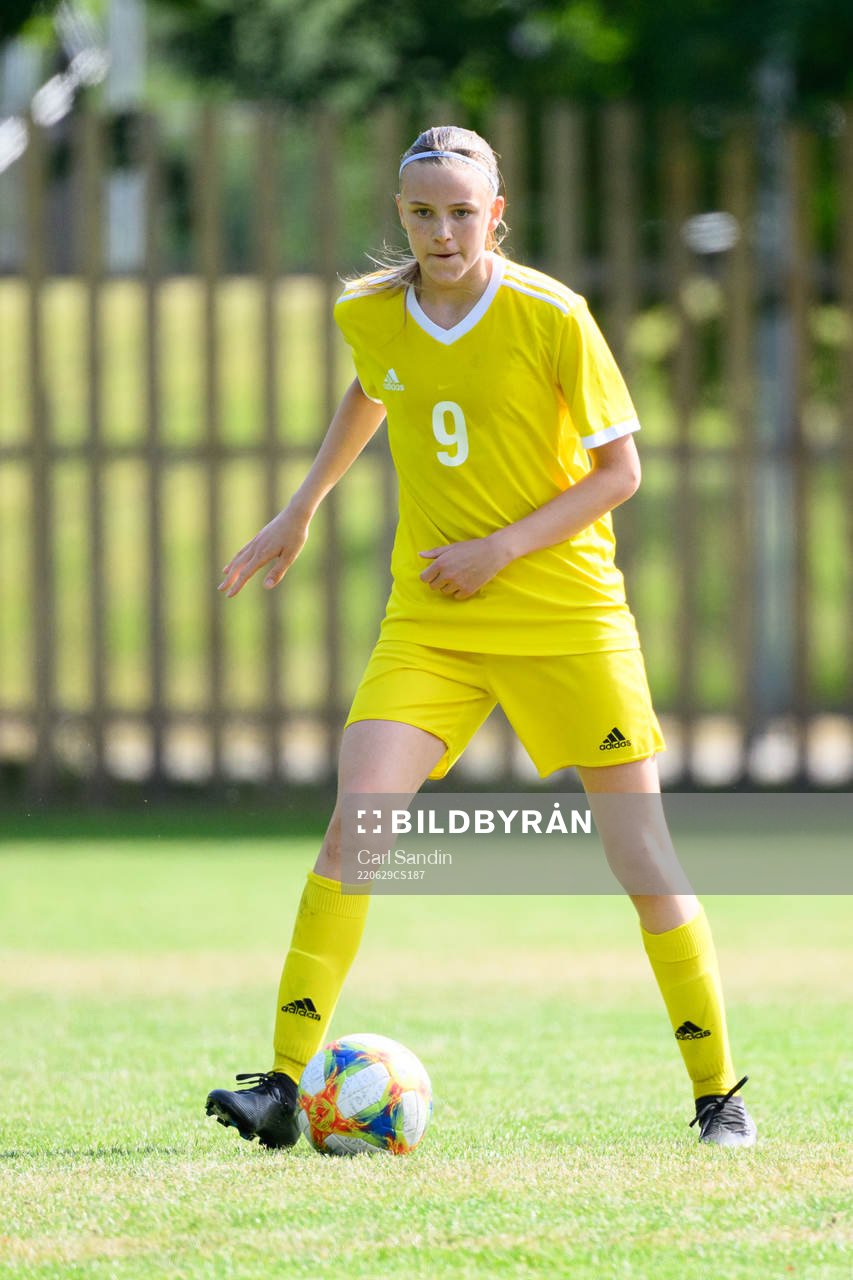 Fabienne Bartholdson under en fotbollsmatch på SvFF:s riksläger för F15 den 29 juni 2022 i Halmstad. 