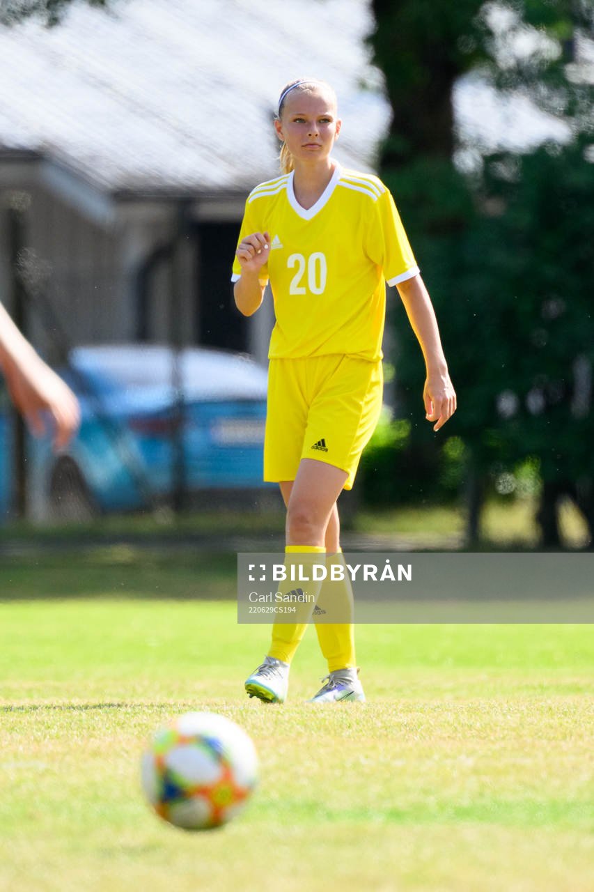 Astrid Winter under en fotbollsmatch på SvFF:s riksläger för F15 den 29 juni 2022 i Halmstad. 
