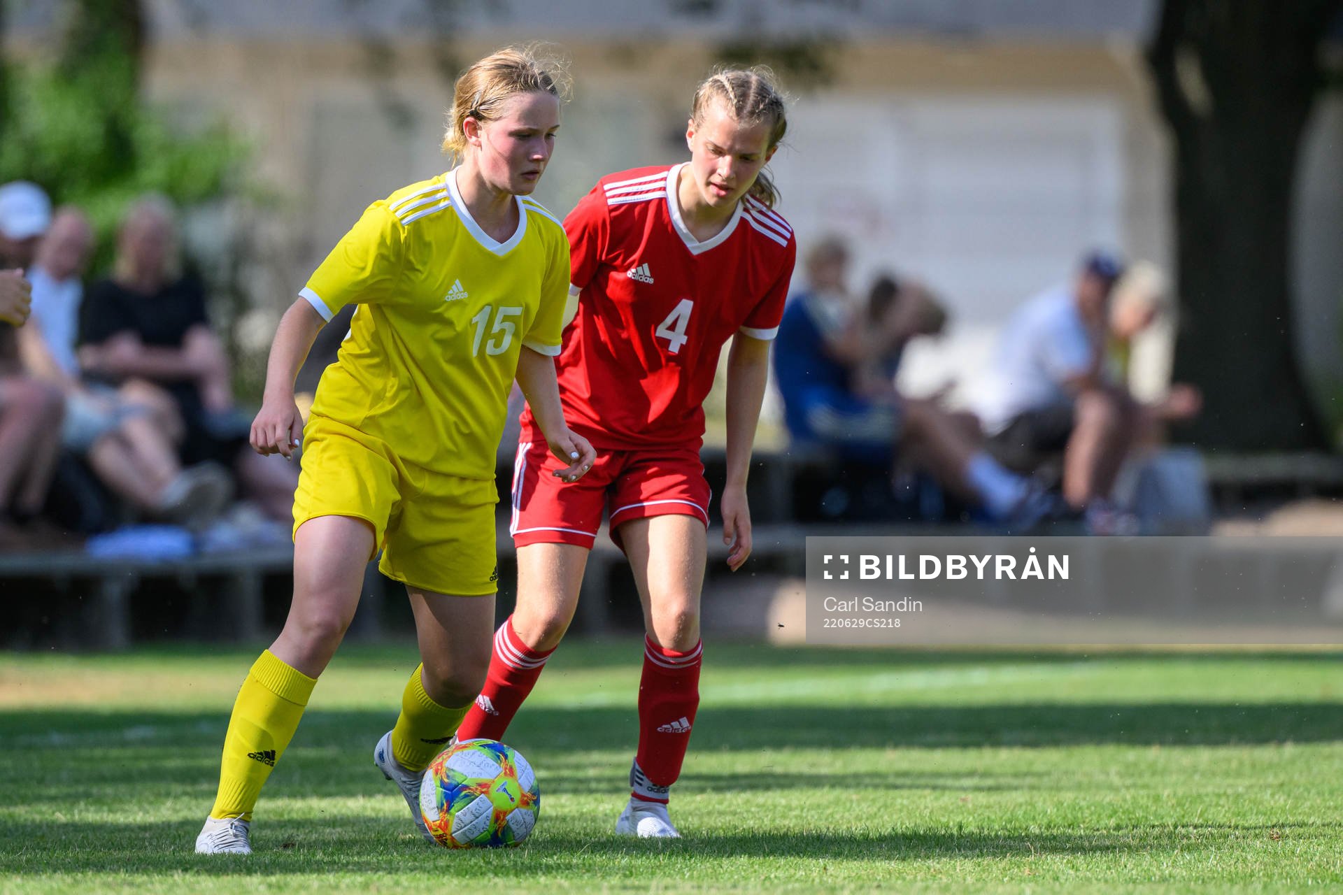 Klara Wilton och Agnes Ekberg under en fotbollsmatch på SvFF:s riksläger för F15 den 29 juni 2022 i Halmstad. 