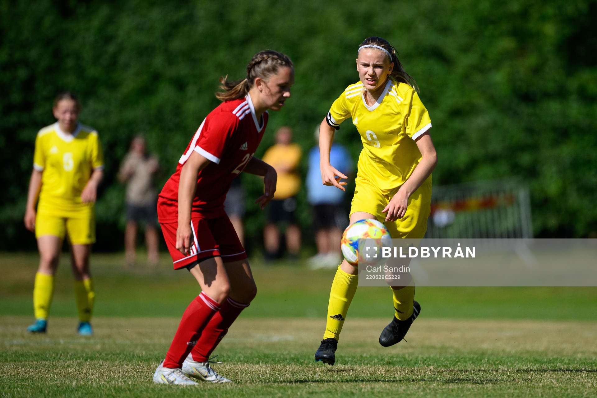 Fabienne Bartholdson under en fotbollsmatch på SvFF:s riksläger för F15 den 29 juni 2022 i Halmstad. 