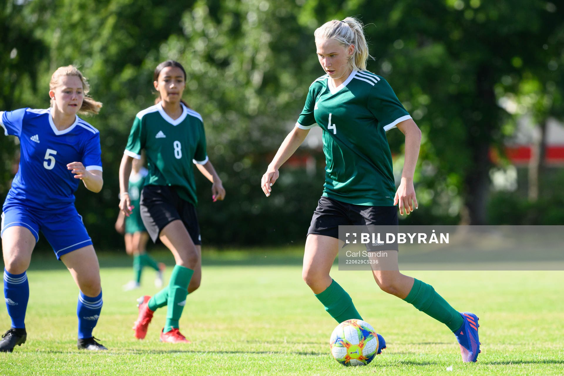 Isolde Kackur under en fotbollsmatch på SvFF:s riksläger för F15 den 29 juni 2022 i Halmstad. 