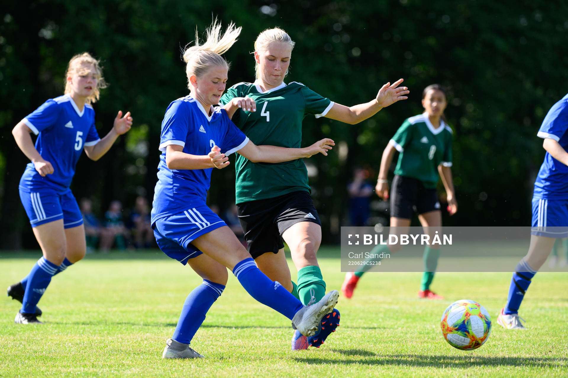 Ella Andersson och Isolde Kackur under en fotbollsmatch på SvFF:s riksläger för F15 den 29 juni 2022 i Halmstad. 