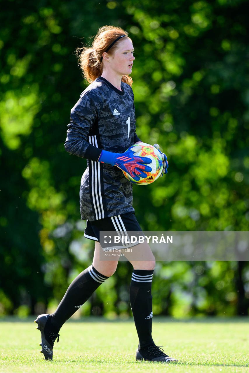 Målvakt Isabell Andersson under en fotbollsmatch på SvFF:s riksläger för F15 den 29 juni 2022 i Halmstad. 
