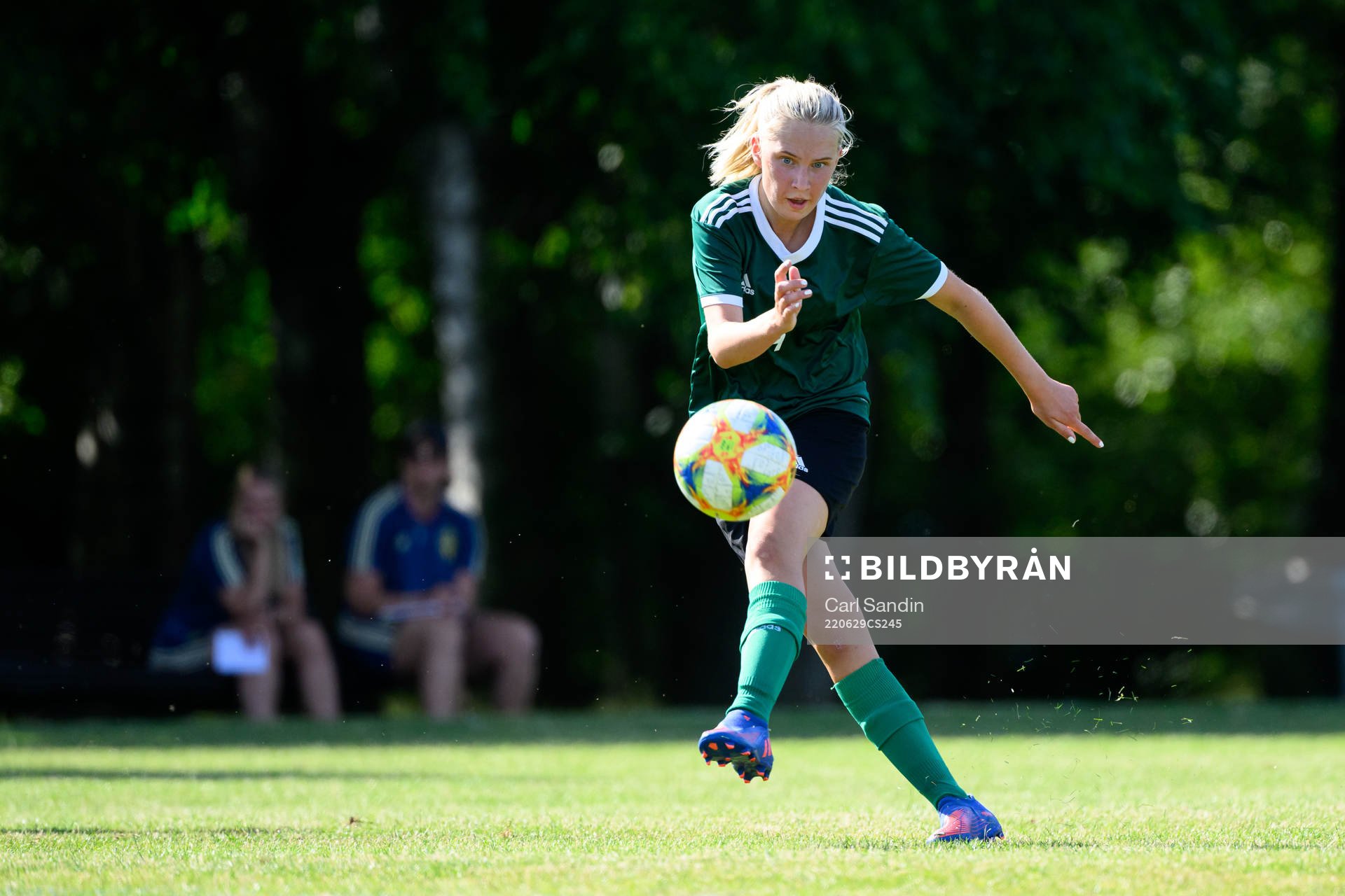Isolde Kackur under en fotbollsmatch på SvFF:s riksläger för F15 den 29 juni 2022 i Halmstad. 