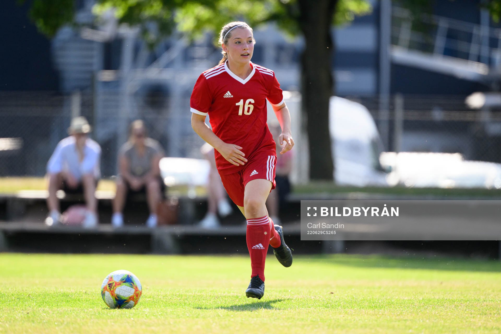 Ester Sjöstrand under en fotbollsmatch på SvFF:s riksläger för F15 den 29 juni 2022 i Halmstad. 
