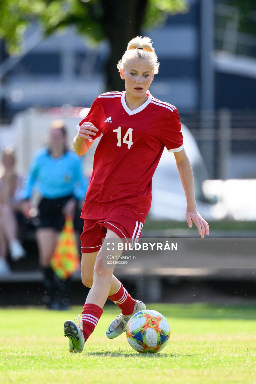Holly Persson under en fotbollsmatch på SvFF:s riksläger för F15 den 29 juni 2022 i Halmstad. 