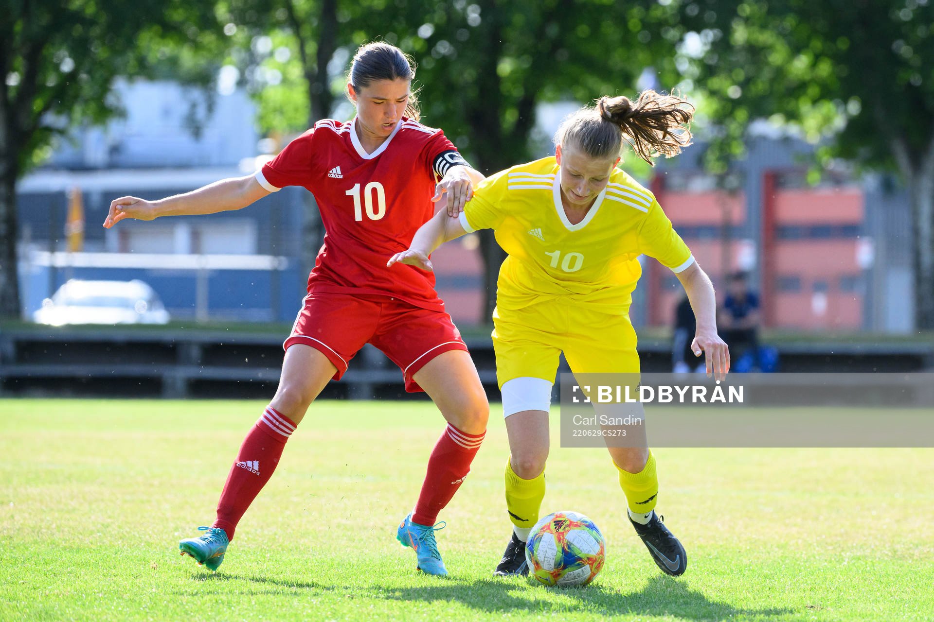 Thea Staffansson och Lovisa Falkenteg under en fotbollsmatch på SvFF:s riksläger för F15 den 29 juni 2022 i Halmstad. 