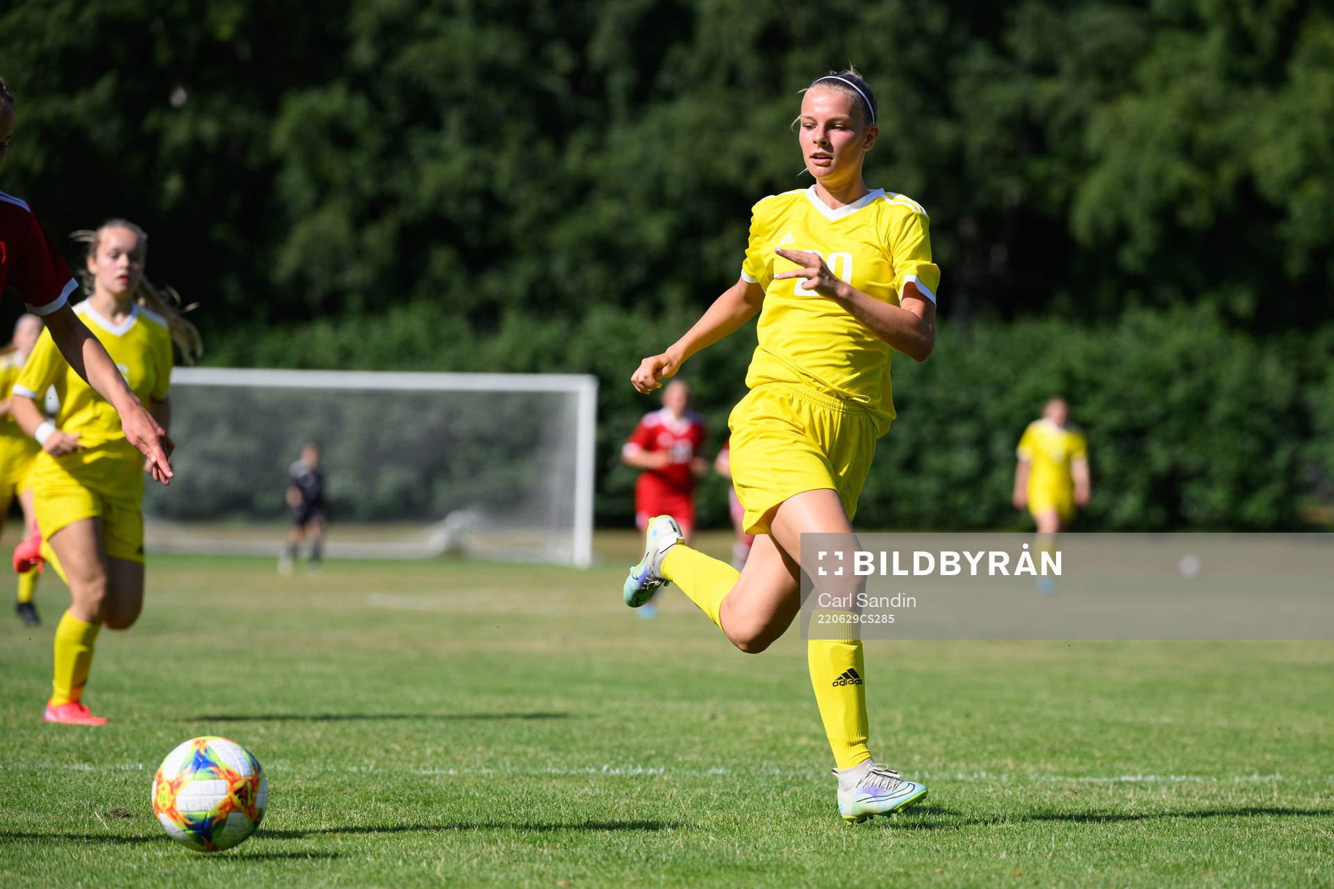 Astrid Winter under en fotbollsmatch på SvFF:s riksläger för F15 den 29 juni 2022 i Halmstad. 