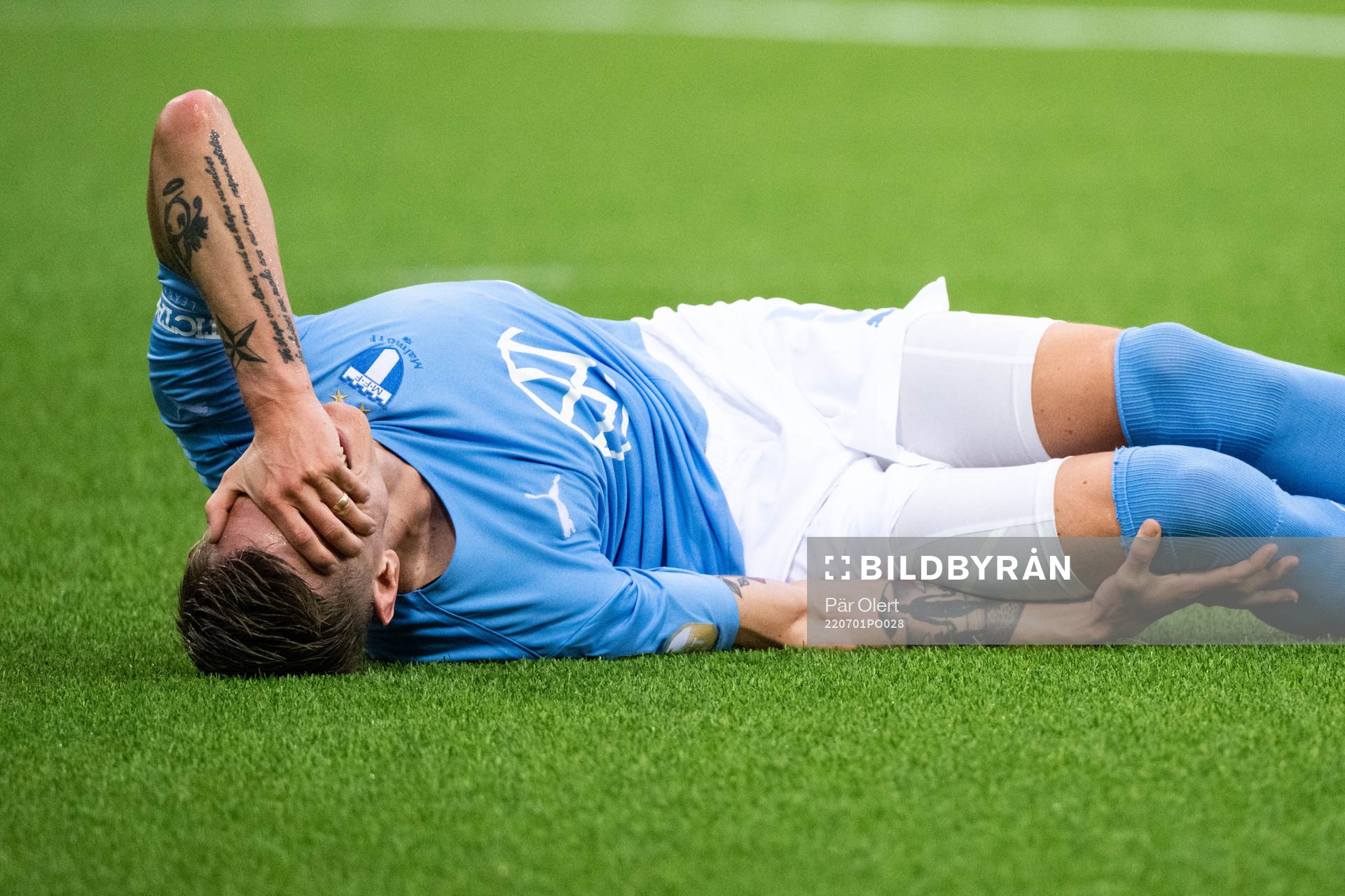 Malmö FFs Sören Rieks har ont under fotbollsmatchen i Allsvenskan mellan GIF Sundsvall och Malmö FF den 1 juli 2022 i Sundsvall. 