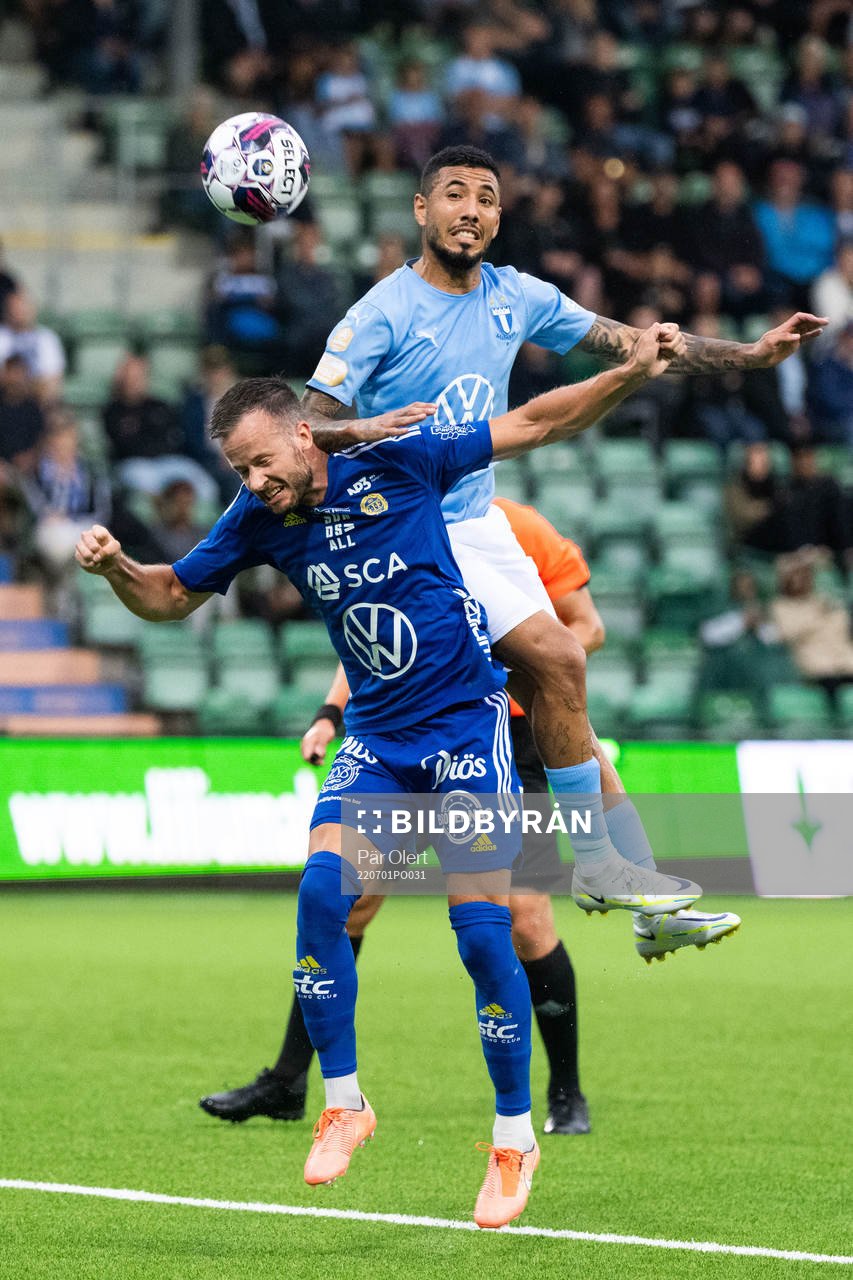 Sundsvalls Robert Lundström och Malmö FFs Sergio Pena