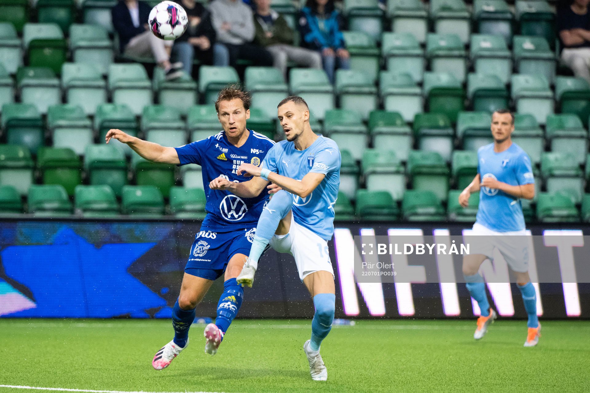 Sundsvalls Daniel Stensson och Malmö FFs Veljko Birmancevic