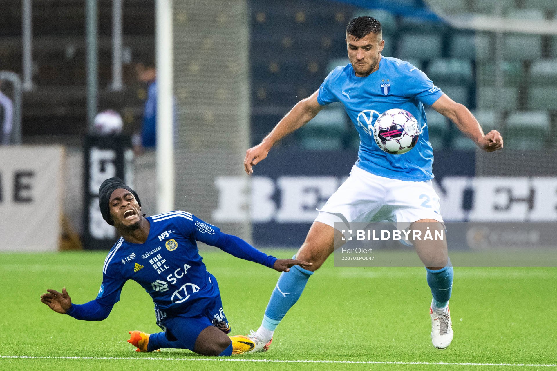 Sundsvalls Ronlado Damus och Malmö FFs Matej Chalus
