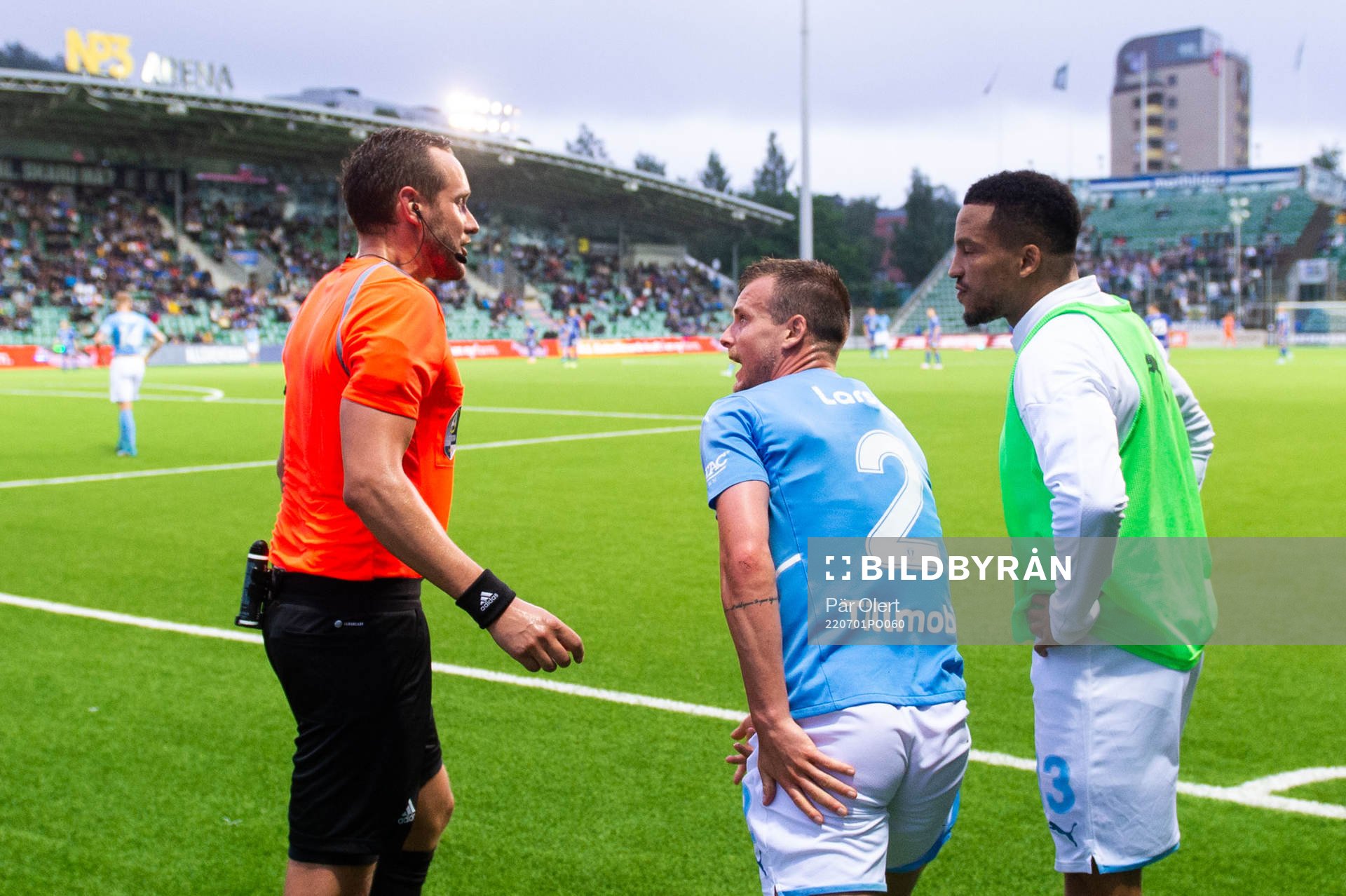 Malmö FFs Eric Larsson diskuterar med domare Victor Wolf