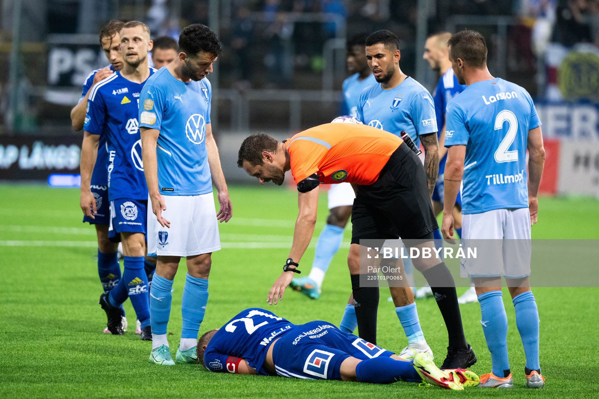 Sundsvalls Pontus Engblom har ont under fotbollsmatchen i Allsvenskan mellan GIF Sundsvall och Malmö FF den 1 juli 2022 i Sundsvall. 