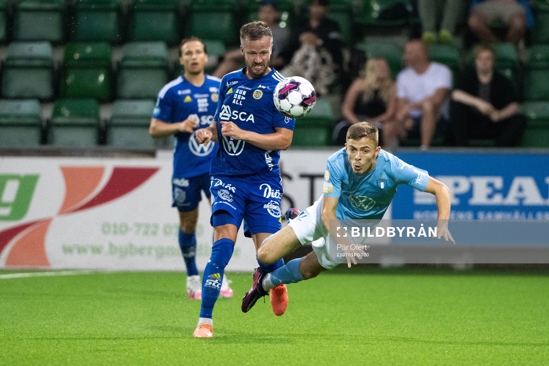 Sundsvalls Robert Lundström och Malmö FFs Patriot Sejdiu