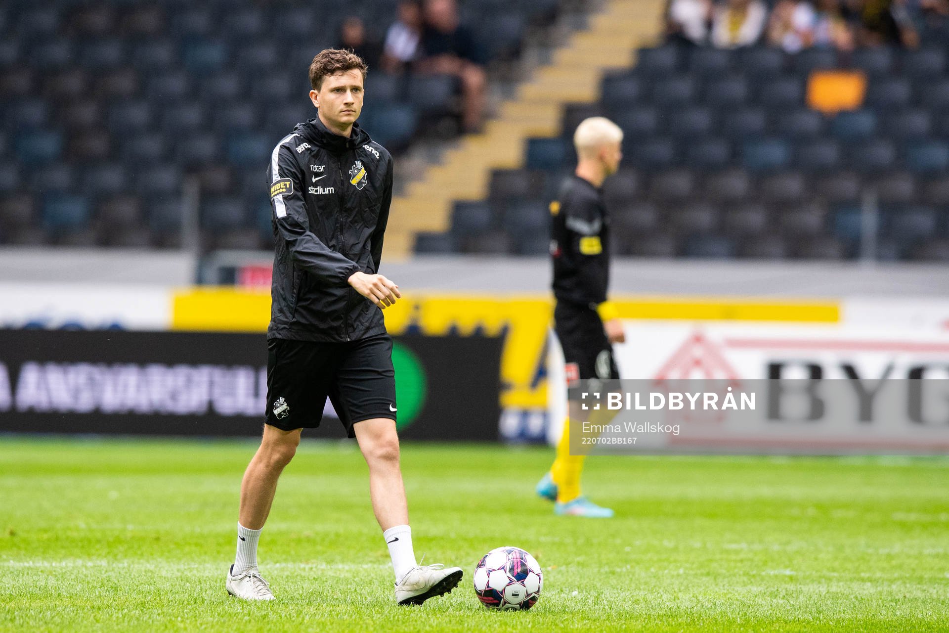 AIK:s assisterande tränare Martin Falk under fotbollsmatchen i Allsvenskan mellan AIK och Mjällby den 2 juli 2022 i Stockholm. 