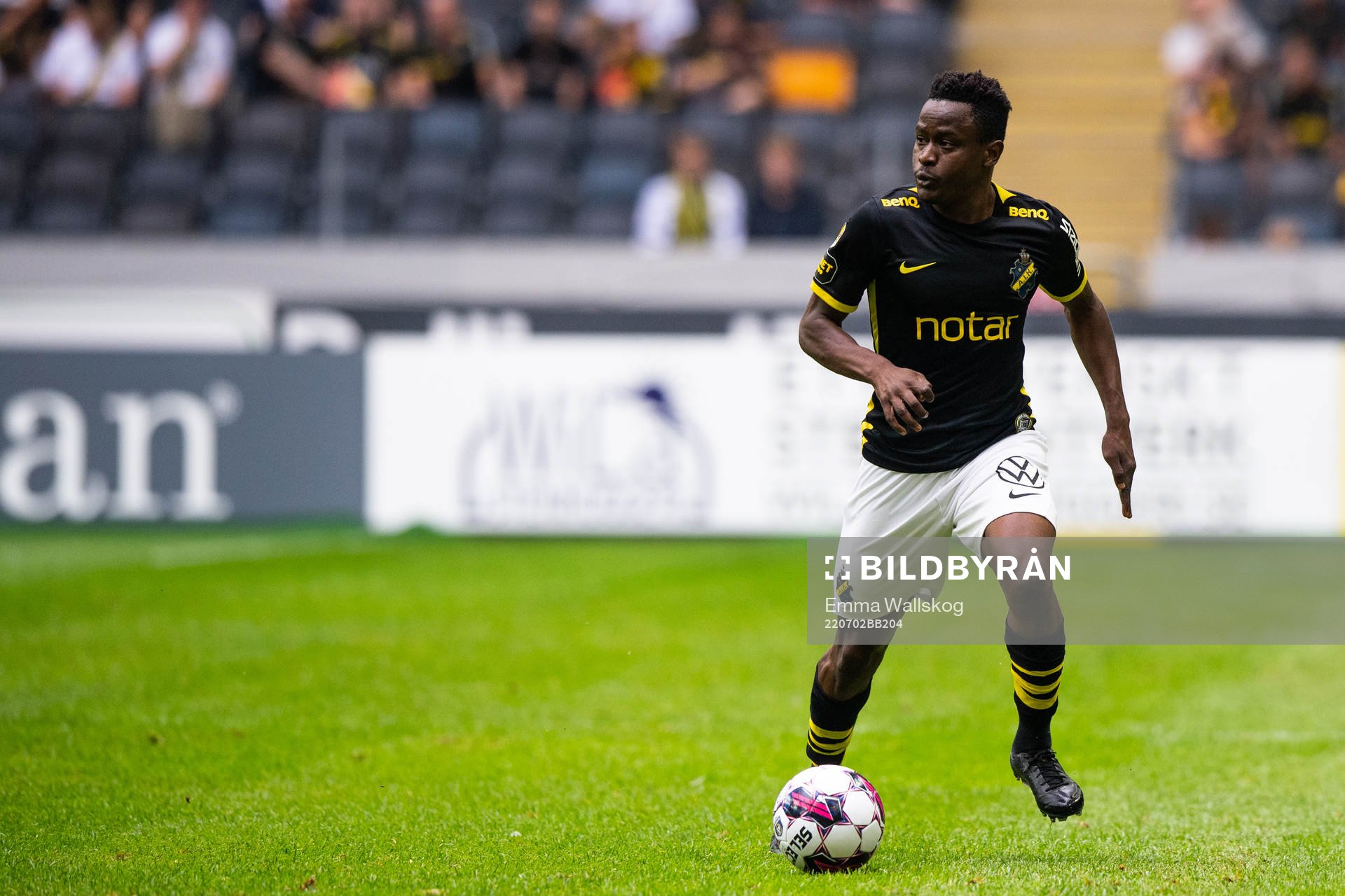 AIK:s Erick Otieno Ouma under fotbollsmatchen i Allsvenskan mellan AIK och Mjällby den 2 juli 2022 i Stockholm. 