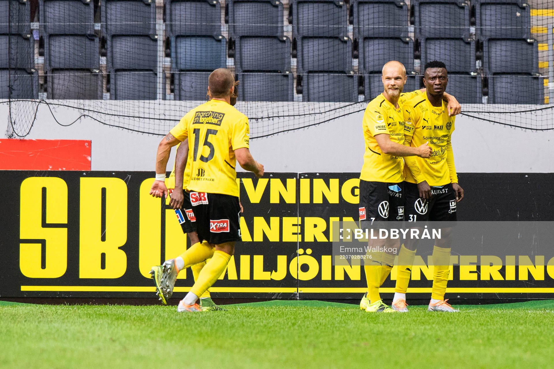 Mjällbys Viktor Gustafson och Chibuike Silas Nwankwo jublar