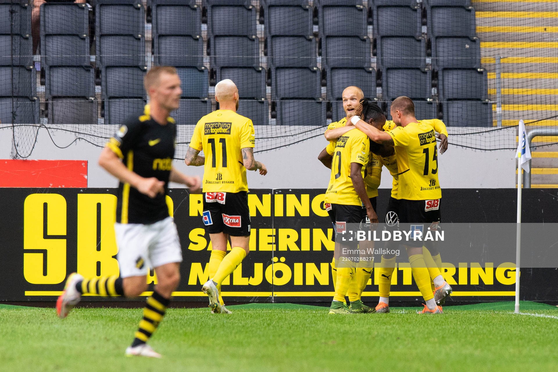 Mjällbys Chibuike Silas Nwankwo jublar med lagkamrater