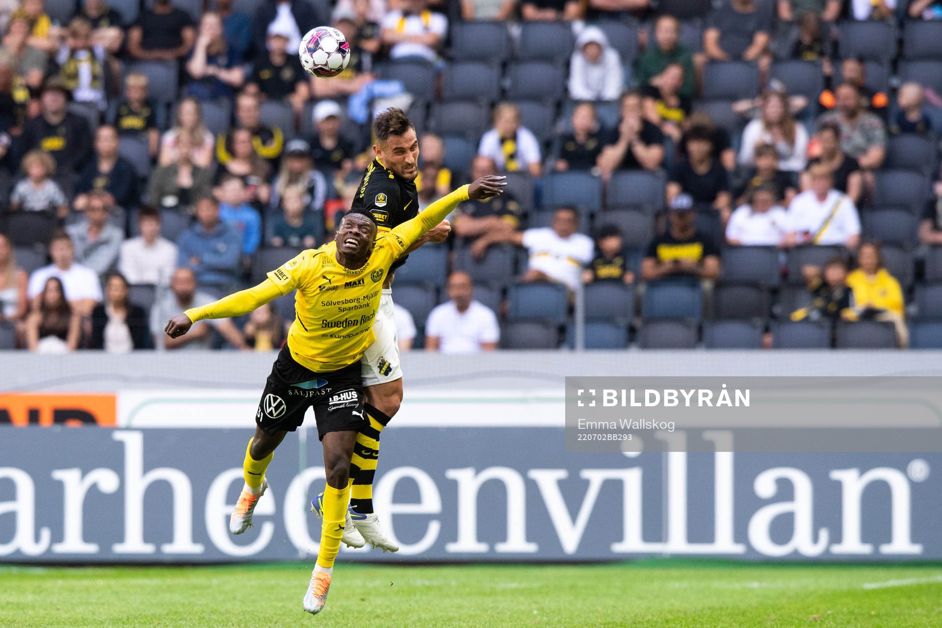 s Sotirios Papagiannopoulos och Mjällbys Chibuike Silas