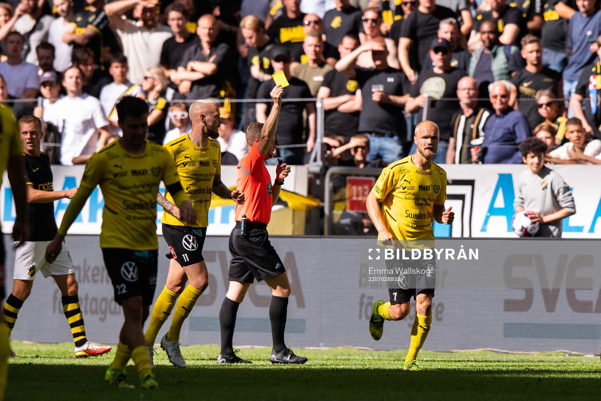 Mjällbys Viktor Gustafson får gult kort