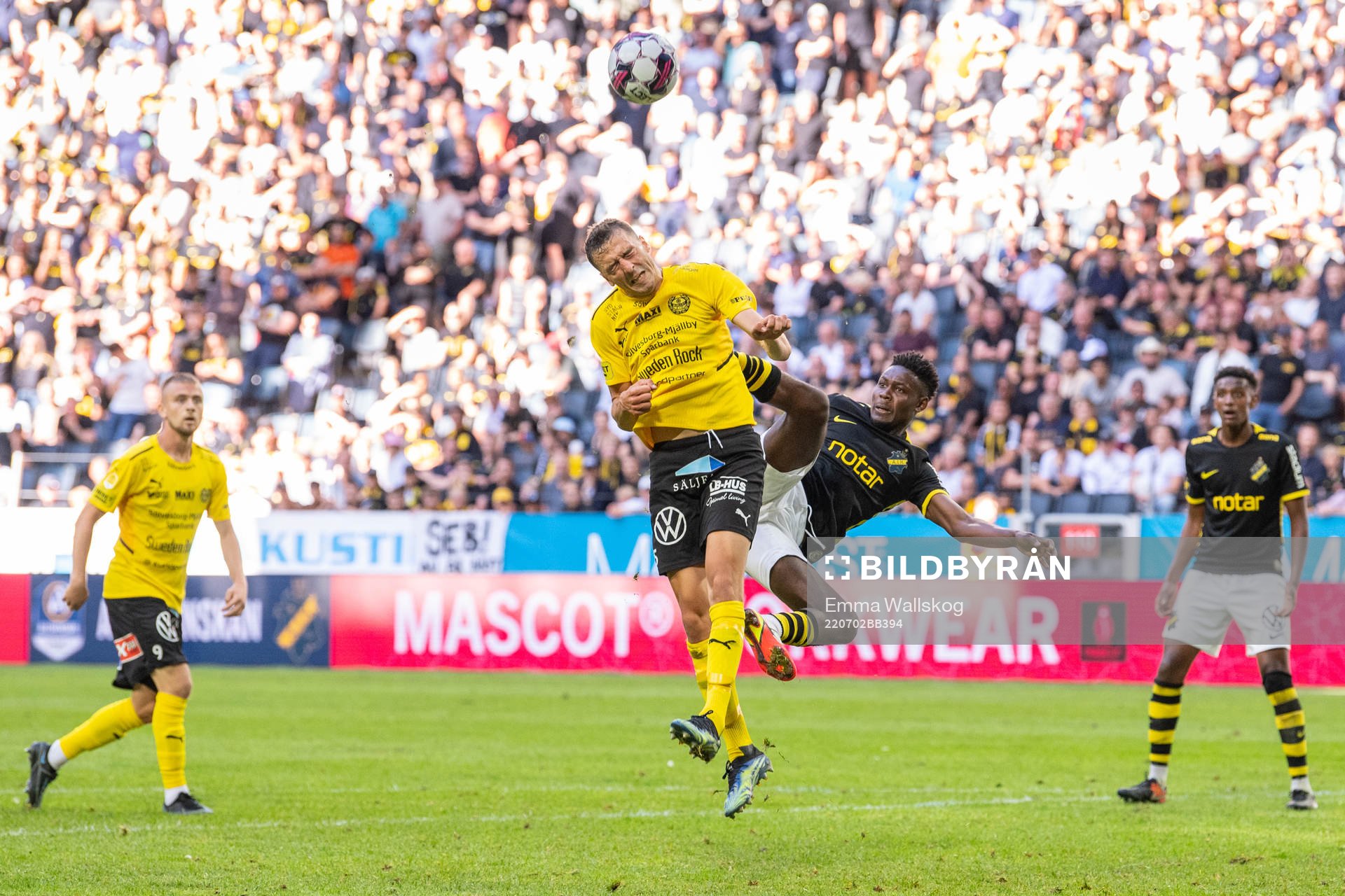 s Benjamin Mbunga Kimpioka och Mjällbys Jetmir Haliti
