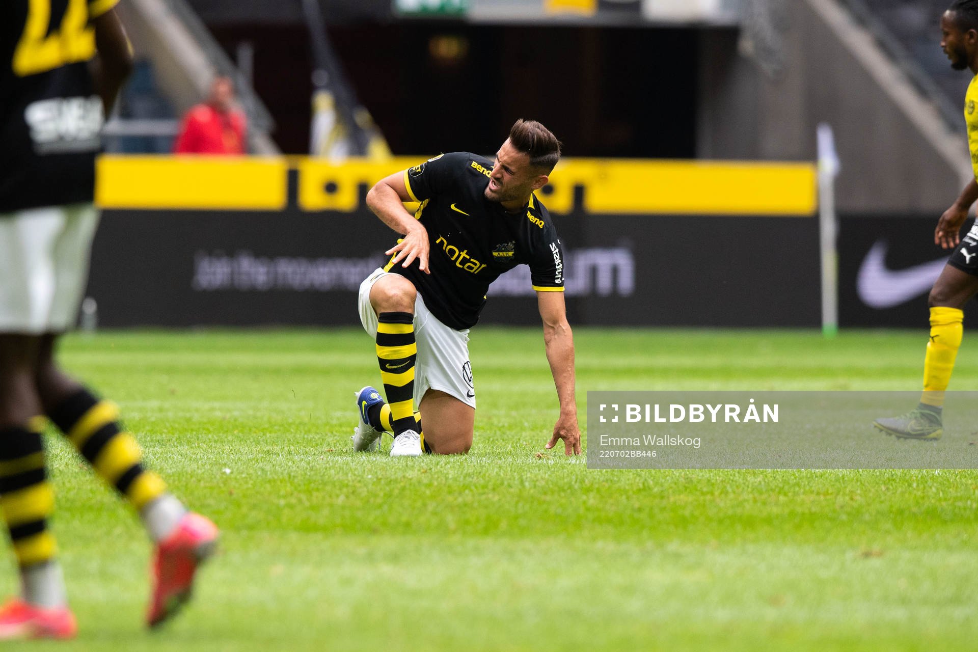 AIK:s Sotirios Papagiannopoulos har ont under fotbollsmatchen i Allsvenskan mellan AIK och Mjällby den 2 juli 2022 i Stockholm. 