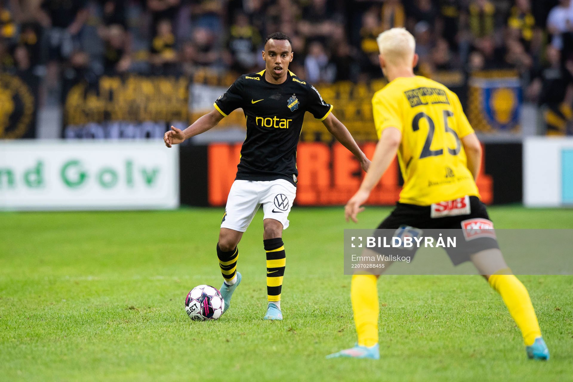 AIK:s Bilal Hussein och Mjällbys Otto Rosengren under fotbollsmatchen i Allsvenskan mellan AIK och Mjällby den 2 juli 2022 i Stockholm. 