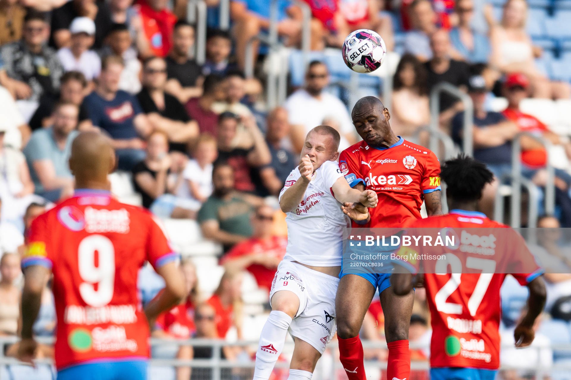 Kalmars Isak Jansson och Helsingborgs Ravy Tsouka-Dozi under fotbollsmatchen i Allsvenskan mellan Helsingborg och Kalmar den 2 juli 2022 i Helsingborg.