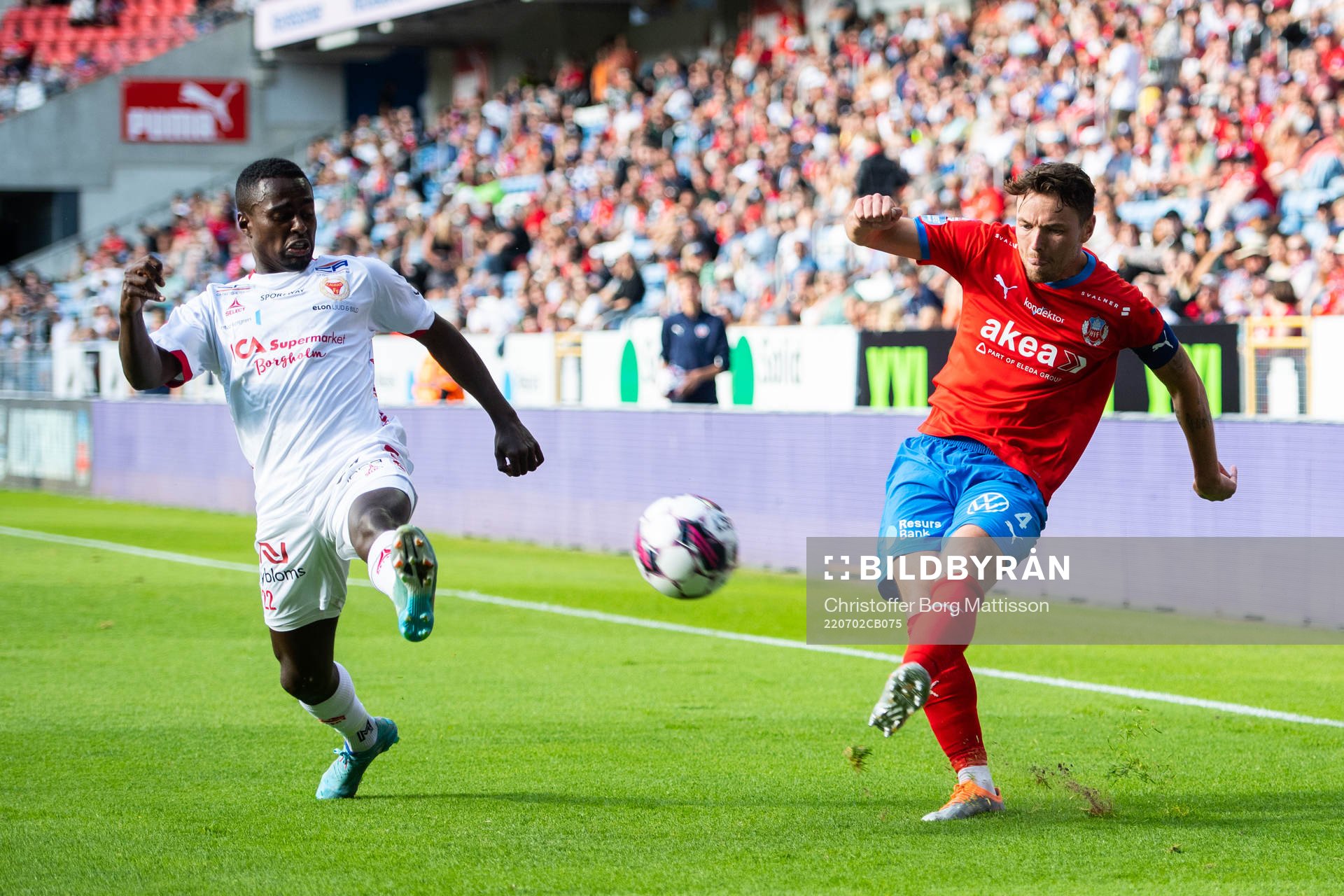 Kalmars Nahom Girmai Netabay och Helsingborgs Viljormur Davidsen under fotbollsmatchen i Allsvenskan mellan Helsingborg och Kalmar den 2 juli 2022 i Helsingborg.