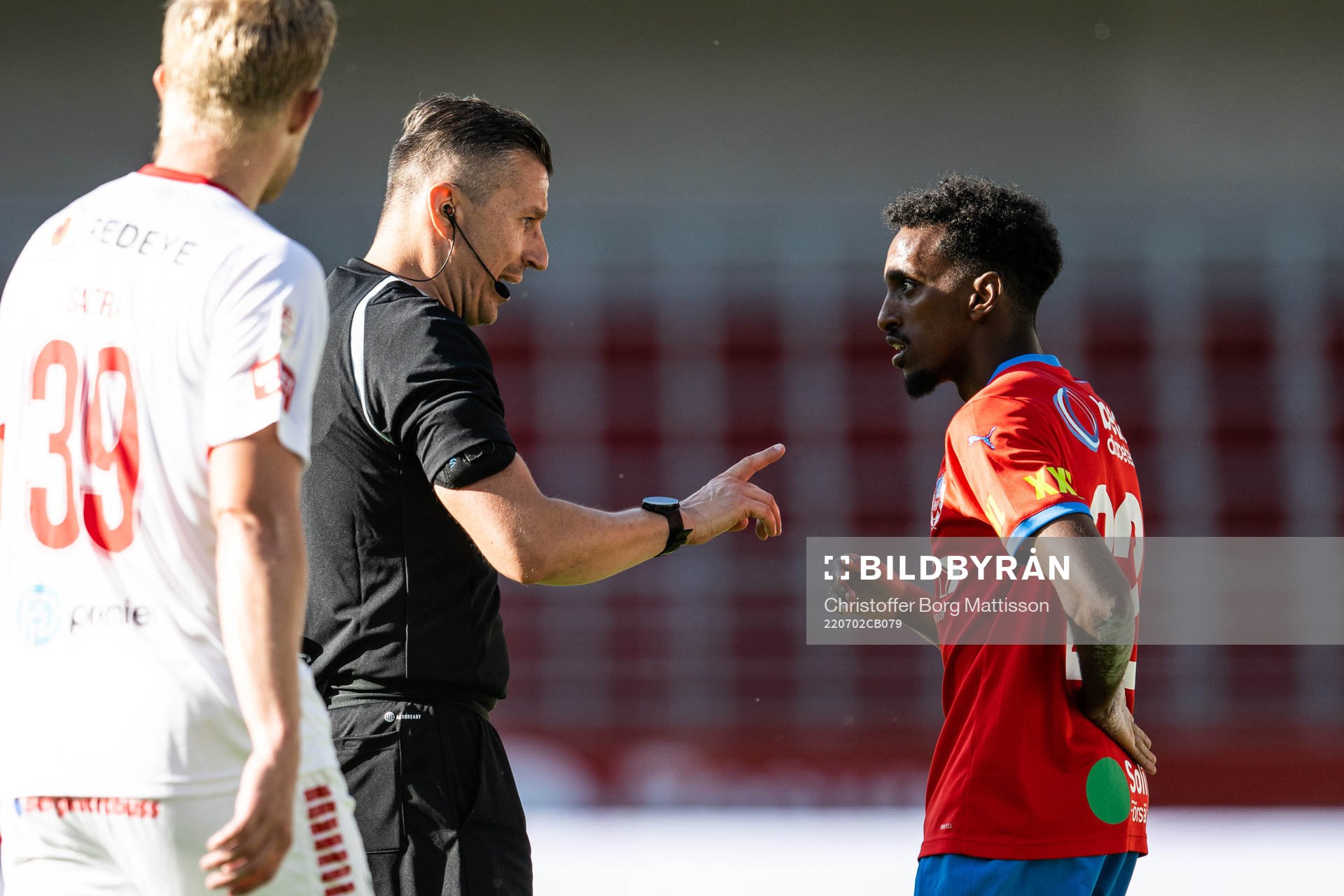 Domare Bojan Pandzic och Helsingborgs  Taha Ali